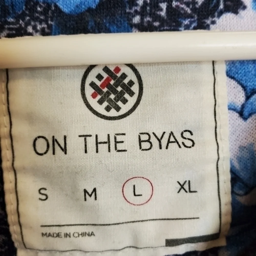 On the byas sweatshirt‎
